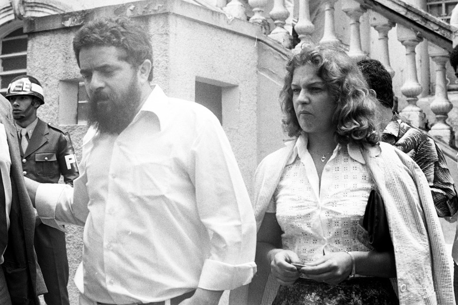 O então metalúrgico e líder sindical Lula, ao lado de Marisa, em 1981, durante a ditadura militar