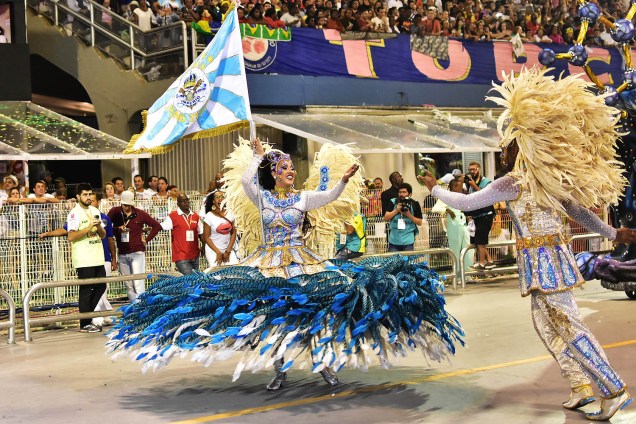 O mestre-sala e a porta-bandeira da Império de Casa Verde, Rodrigo Antônio e Jessica Gioz durante o desfile, no Sambódromo do Anhembi, em São Paulo (SP) - 26/02/2017