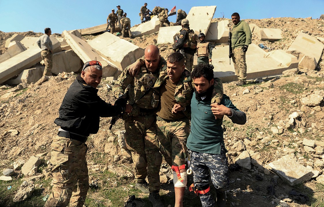Membros do exército rebelde ajuda civis após ofensiva do Estado Islâmico em Mosul, no Iraque