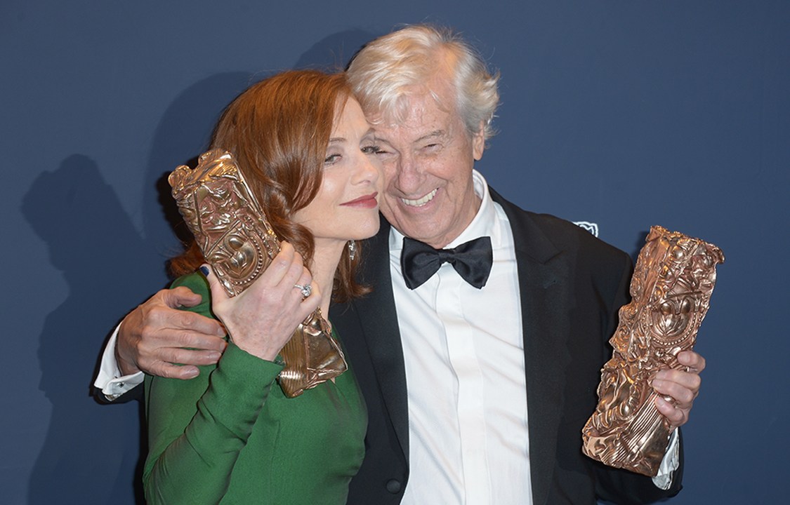 Isabelle Huppert e Paul Verhoeven chegam ao César 2017, em Paris