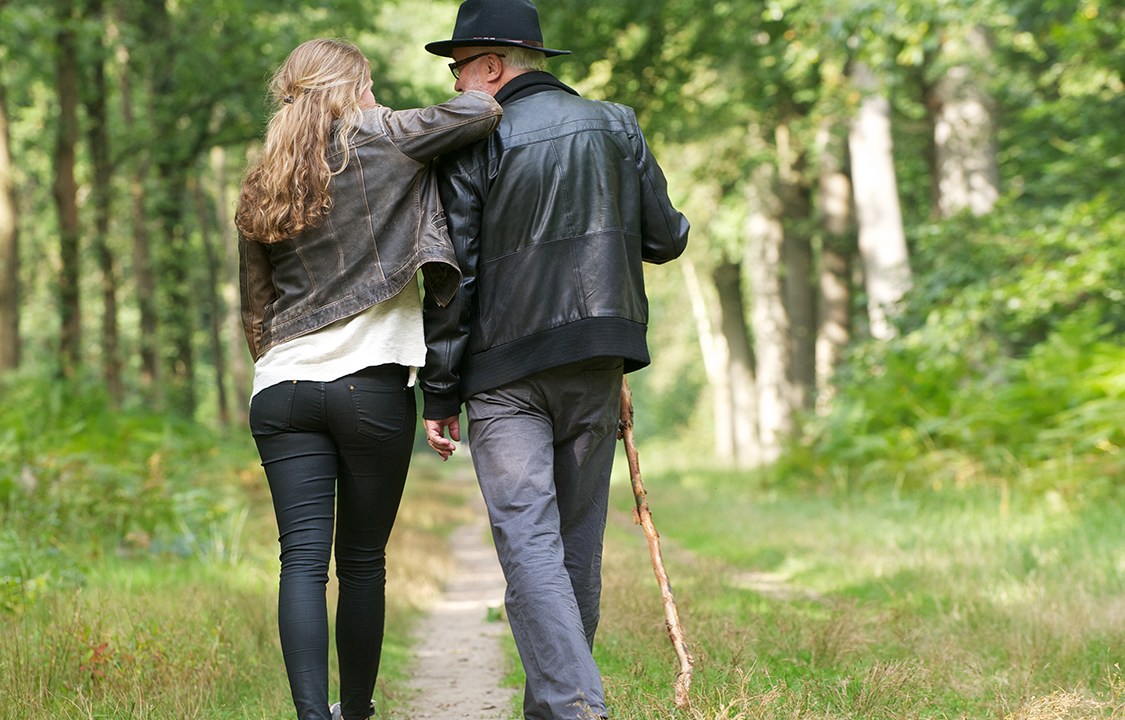 Pai e filha caminhando