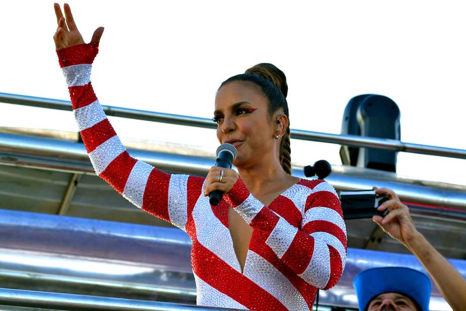 Ivete Sangalo durante apresentação no bloco Corujas em Salvador