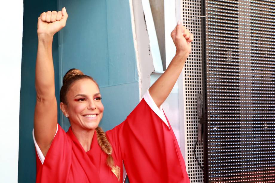 Ivete Sangalo chegando para sua apresentação no bloco Corujas em Salvador