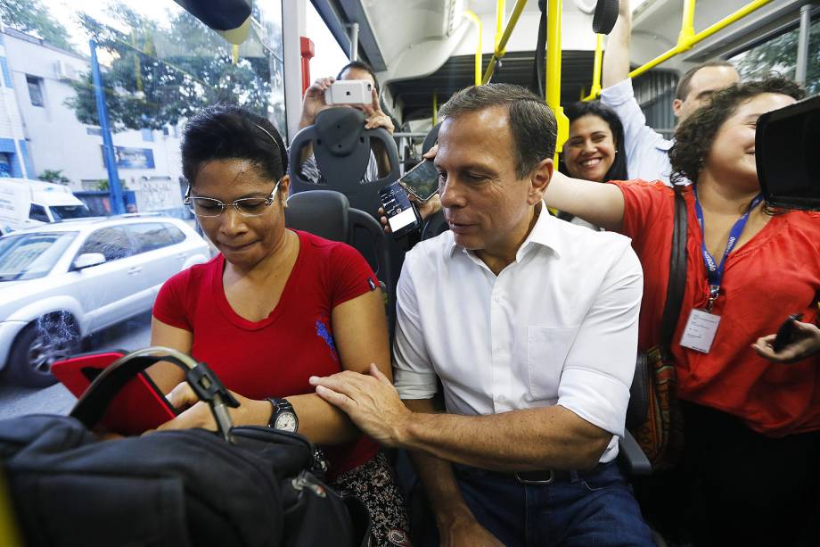 O prefeito de São Paulo, João Doria, vai de ônibus até a prefeitura no centro da cidade, nesta segunda-feira (6). O prefeito fez uma viagem do terminal Capelinha, na zona sul, até o terminal Bandeira próximo ao prédio da administração - 06/02/2017