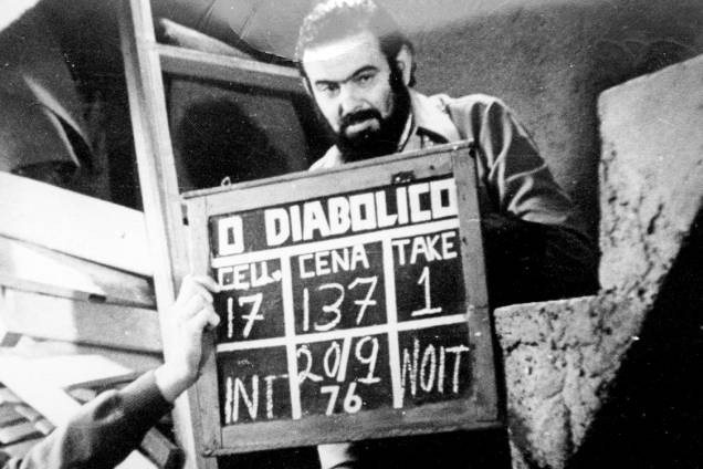 José Mojica Marins no set de filmagens de "O Diabólico Mundo do Zé do Caixão", de sua direção José Mojica Marins no set de filmagens de "O Diabólico Mundo do Zé do Caixão", de sua direção