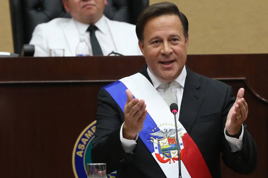 Juan Carlos Varela - O presidente do Panamá está na linha de tiro dos investigadores. Os sócios do maior escritório de registro de empresas offshore em atuação naquele país, o Mossak Fonseca foram presos em consequência das investigações da Lava-Jato. Eles afirmam que o valor das propinas pagas pela Odebrecht no Panamá podem chegar a 1 bilhão de dólares. A empreiteira brasileira assume 59 milhões