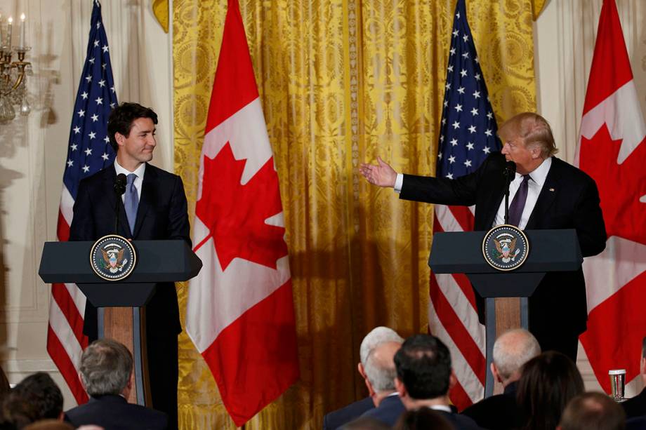 O primeiro-ministro canadense, Justin Trudeau, e o presidente dos EUA, Donald Trump, durante encontro na Casa Branca, em Washington - 13/02/2017