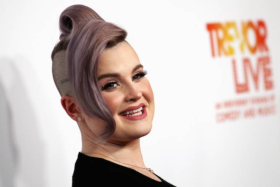 A atriz Kelly Osbourne usa óleo de coco como maquiagem. Segundo ela o produto funciona como um iluminador natural e é usado nas maçãs do rosto.