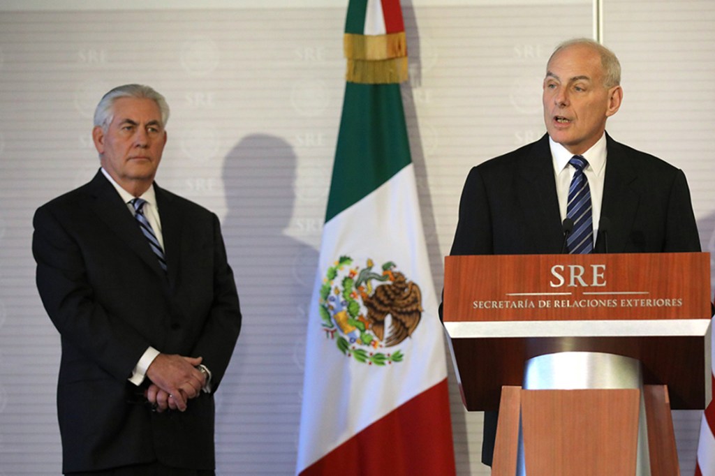 Secretário de Segurança Nacional dos Estados Unidos, John Kelly, discursa acompanhado do Secretário de Estado dos Estados Unidos, Rex Tillerson, na Cidade do México