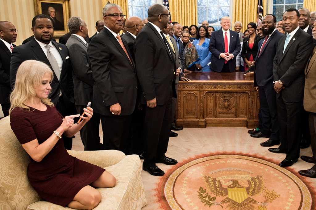 Kellyanne Conway recebe líderes do movimento negro estudantil no Salão Oval da Casa Branca, junto com presidente americano Donald Trump