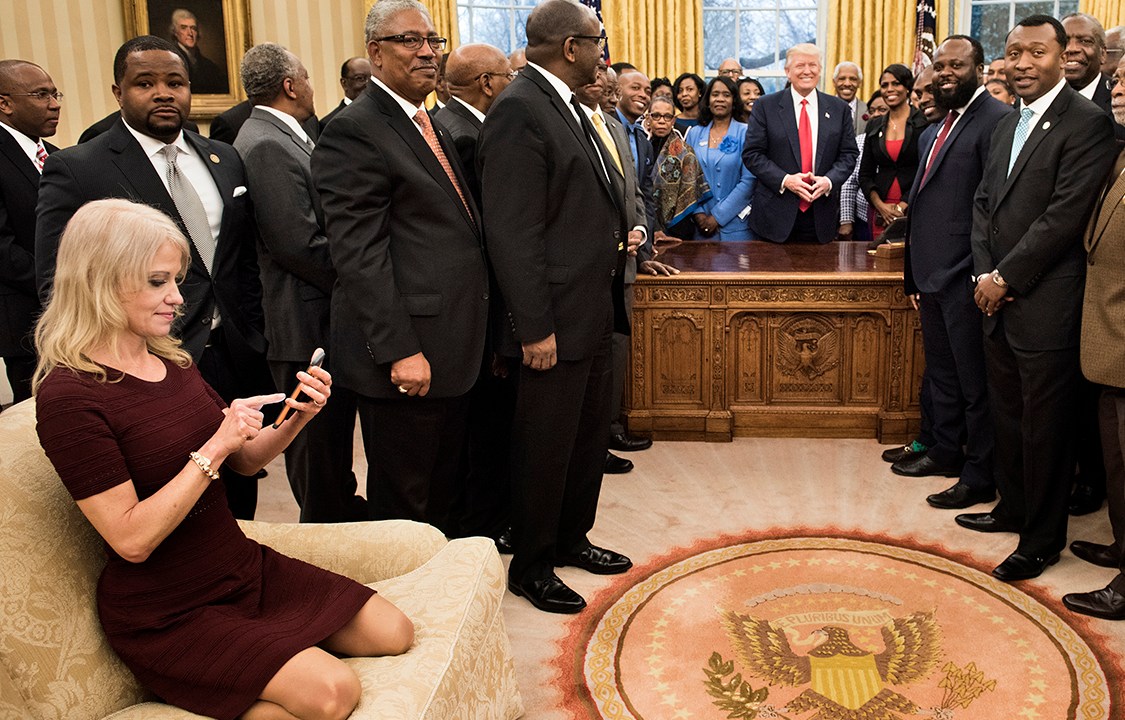 Kellyanne Conway recebe líderes do movimento negro estudantil no Salão Oval da Casa Branca, junto com presidente americano Donald Trump
