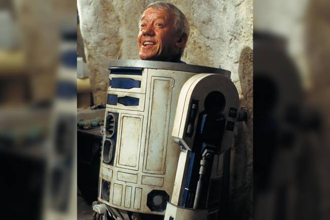 O ator britânico Kenny Baker no papel de R2D2 na saga Star Wars