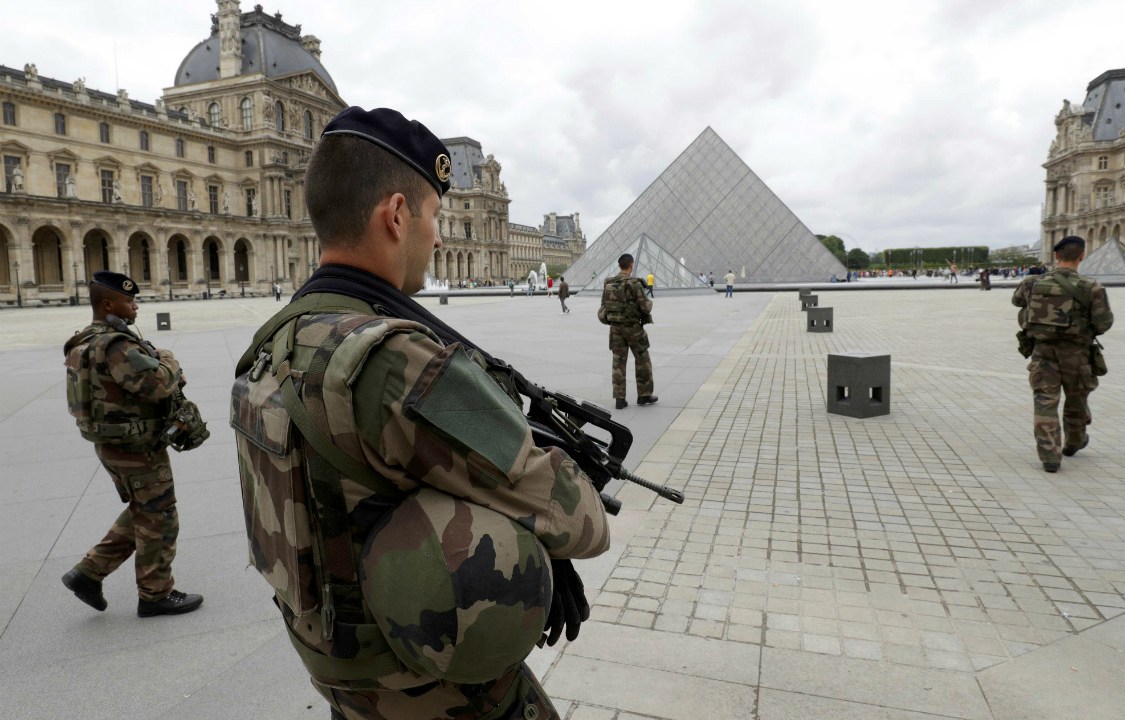 Soldados fazem a segurança do Louvre depois de um homem ter sido baleado