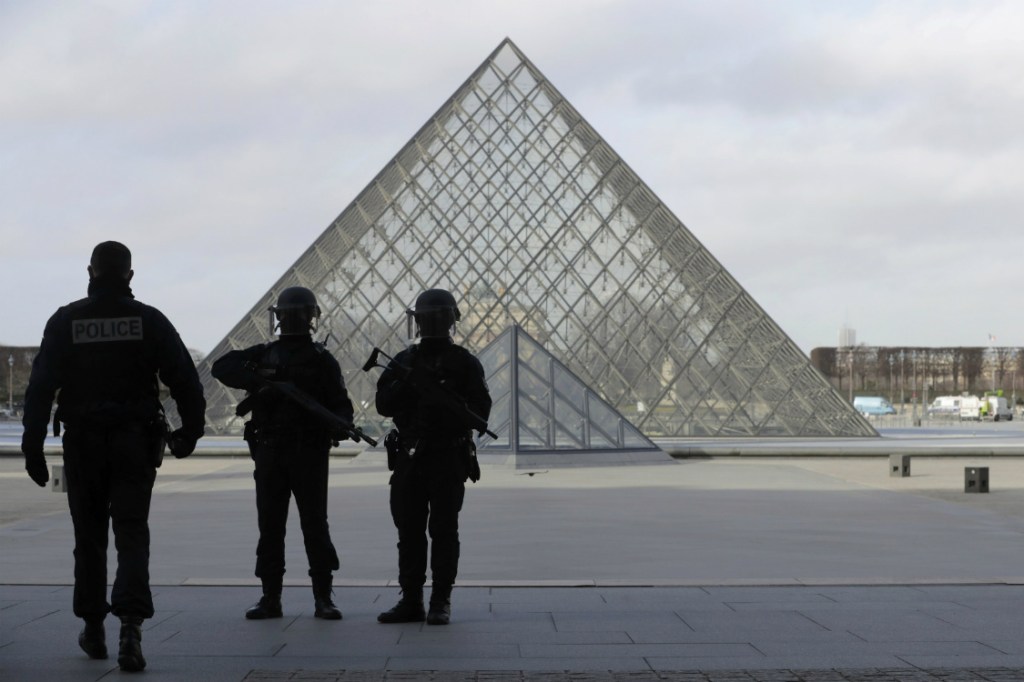 Policiais fazem a segurança do Louvre após tentativa de ataque