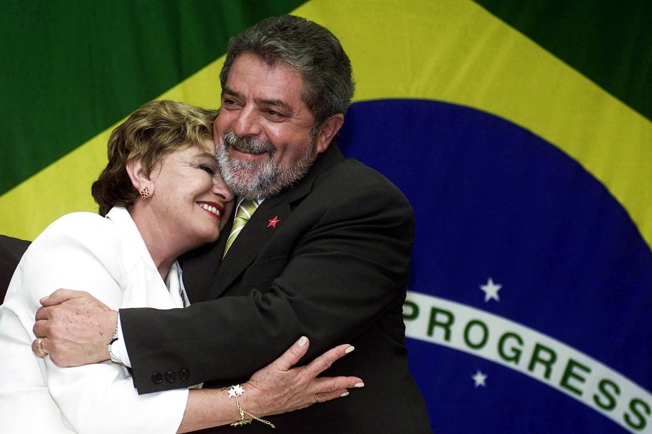 Lula abraça Marisa Letícia após vencer o segundo turno das eleições presidenciais, em 2002
