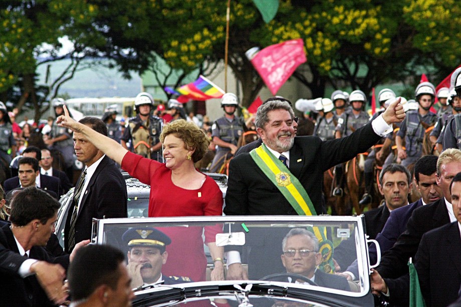 Lula e Marisa Letícia no Rolls-Royce presidencial, após cerimônia de sua posse em janeiro de 2002