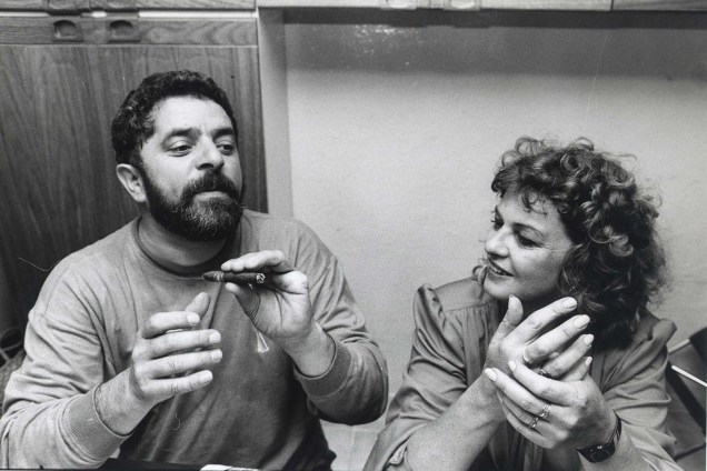 O então metalúrgico e líder sindical Lula, ao lado de Marisa, durante a campanha presidencial de 1989
