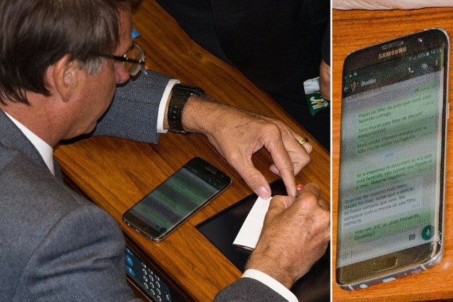 O deputado Jair Bolsonaro troca mensagens com o filho pelo celular