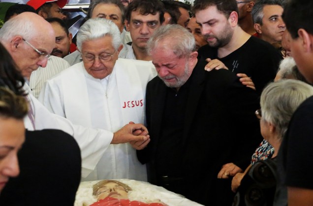 Lula se emociona durante velório de sua esposa, Marisa Letícia, no Sindicato dos Metalúrgicos em São Bernardo do Campo.