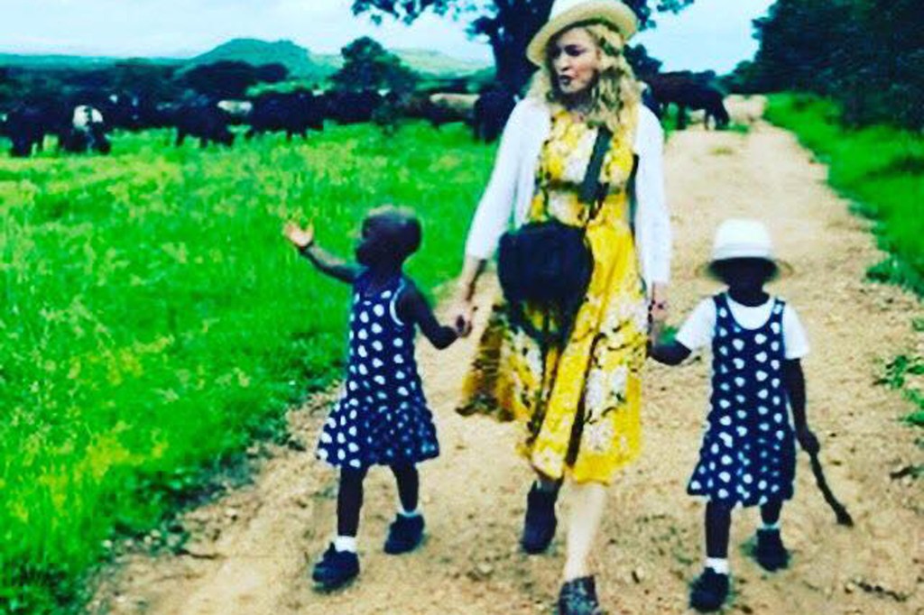 Madonna com as filhas gêmeas recém-adotadas