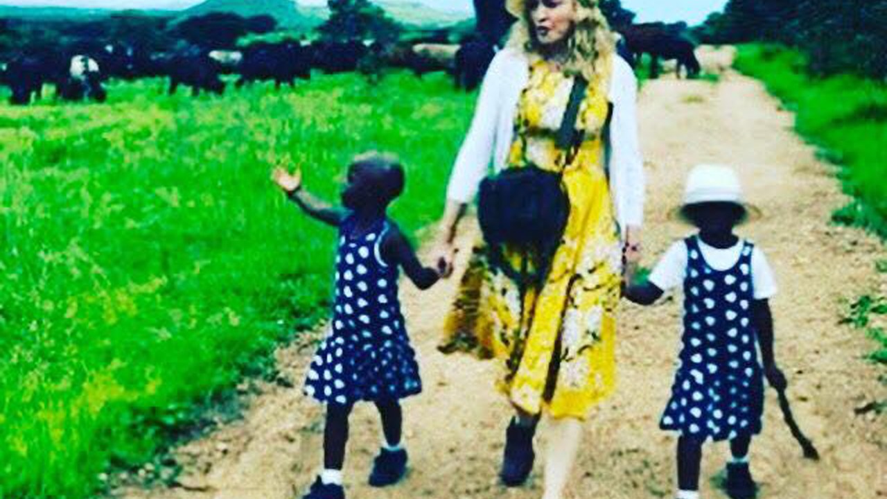 Madonna com as filhas gêmeas recém-adotadas