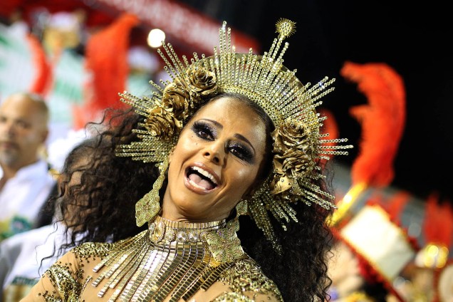 A rainha de bateria da Mancha Verde, Viviane Araújo, durante o segundo dia dos desfiles das escolas de samba, no Sambódromo do Anhembi, em São Paulo (SP) - 25/02/2017