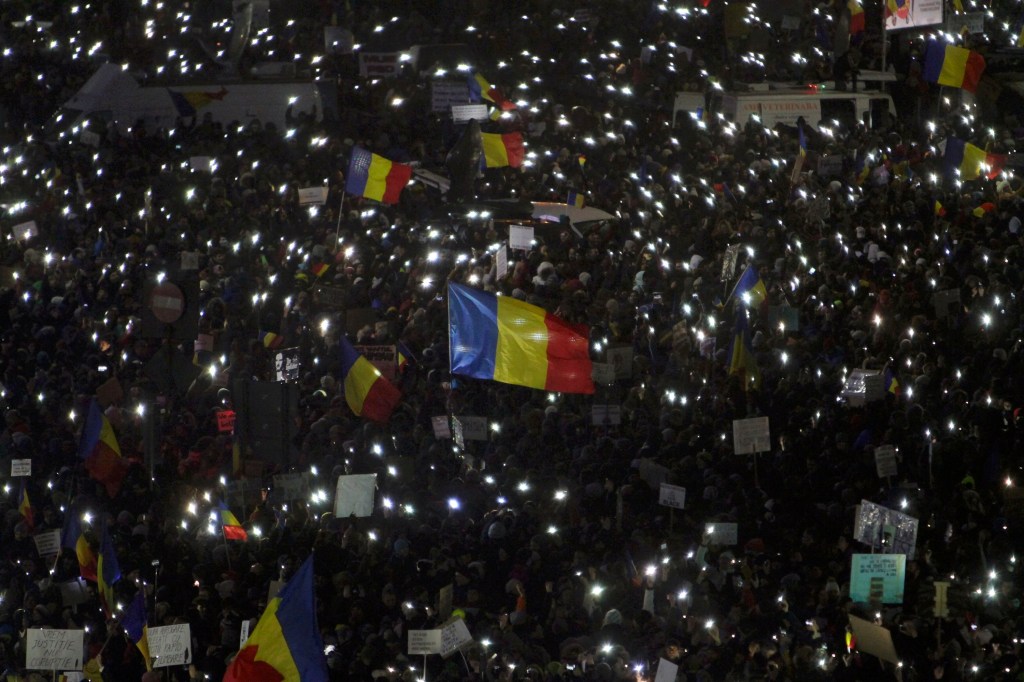Manifestantes protestam contra o decreto que descriminaliza corrupção, em Bucareste, na Romênia