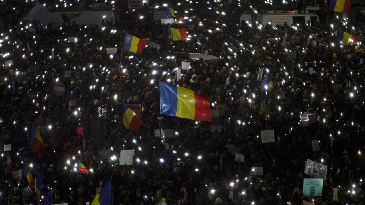 Manifestantes protestam contra o decreto que descriminaliza corrupção, em Bucareste, na Romênia
