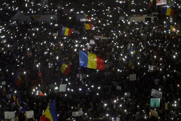 Manifestantes protestam contra o decreto que descriminaliza corrupção, em Bucareste, na Romênia - 05/02/2017