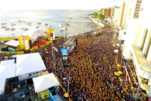 Multidão em Salvador durante o show de Margareth Menezes