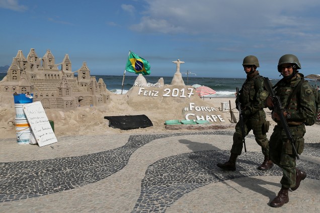 Movimentação de Militares do Exército na praia de Copacabana, no Rio de Janeiro - 14/02/2017