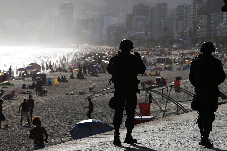 Militares das Forças Armadas e da Força Nacional reforçam o policiamento nas praias e ruas do Centro do Rio de Janeiro - 14/02/2017