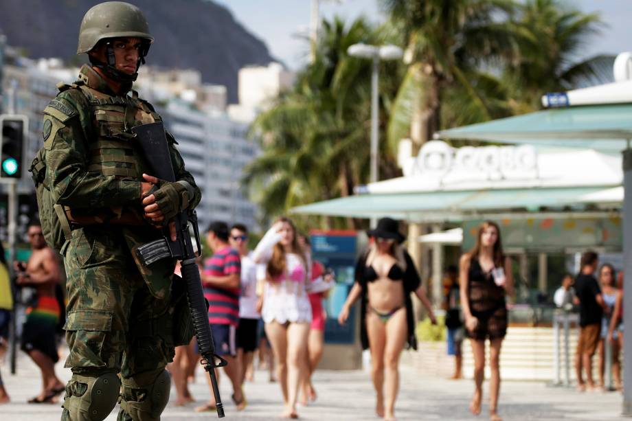 Militares das Forças Armadas e da Força Nacional reforçam o policiamento nas praias e ruas do Centro do Rio de Janeiro - 14/02/2017