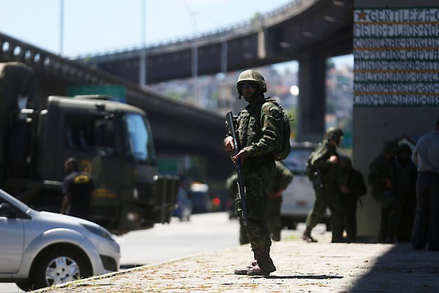 Militares das Forças Armadas e da Força Nacional reforçam a segurança no Rio de Janeiro - 15/02/2017