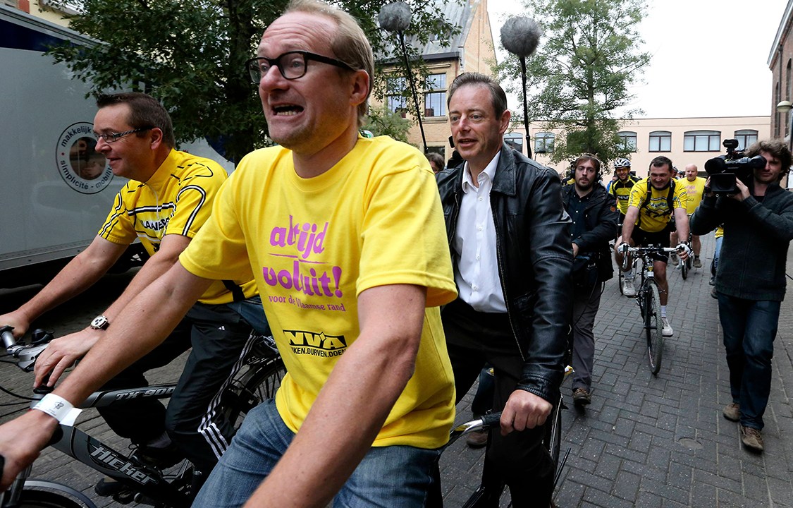 Membro da câmara dos deputados, Ben Weyts, se junta a ciclistas para protestos a favor do Partido Nacionalista