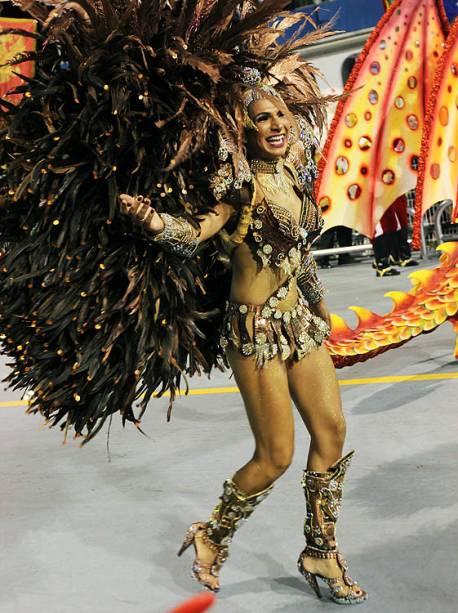 A rainha de bateria Aline Oliveira durante o desfile da Escola de Samba Mocidade Alegre válida pelo Grupo especial, no Sambódromo do Anhembi em São Paulo (SP) - 25/02/2017