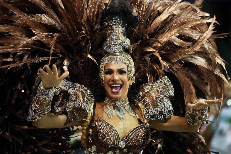 A rainha de bateria Aline Oliveira durante o desfile da Escola de Samba Mocidade Alegre válida pelo Grupo especial, no Sambódromo do Anhembi em São Paulo (SP) - 25/02/2017