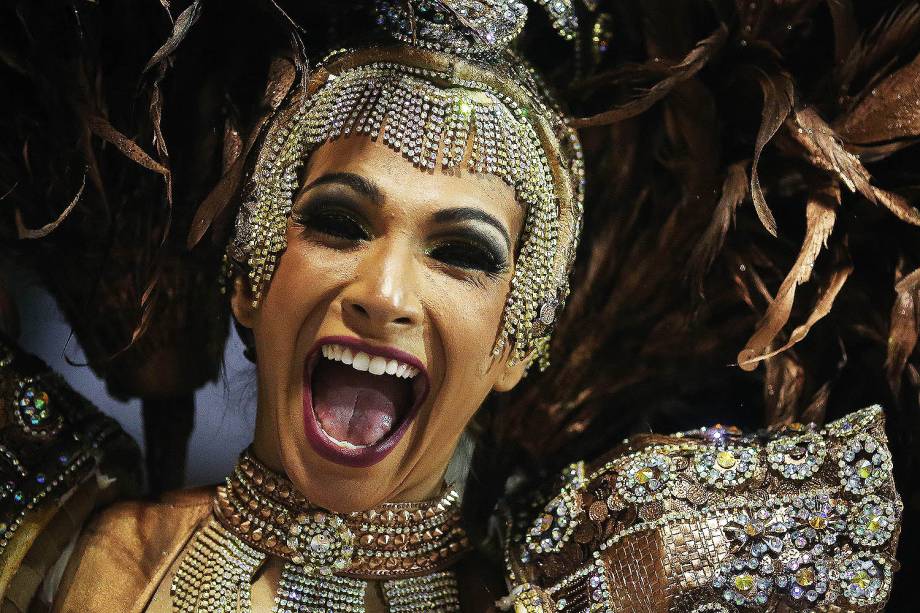 A rainha de bateria Aline Oliveira durante o desfile da Escola de Samba Mocidade Alegre válida pelo Grupo especial, no Sambódromo do Anhembi em São Paulo (SP) - 25/02/2017