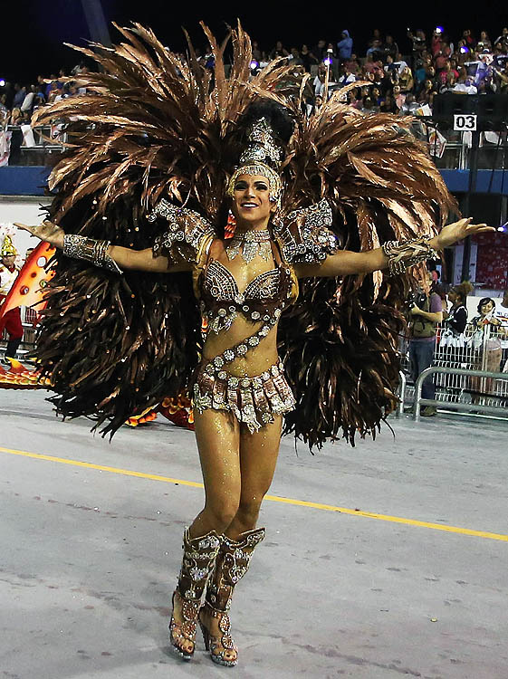 A rainha de bateria Aline Oliveira durante o desfile da Escola de Samba Mocidade Alegre válida pelo Grupo especial, no Sambódromo do Anhembi em São Paulo (SP) - 25/02/2017 A rainha de bateria Aline Oliveira durante o desfile da Escola de Samba Mocidade Alegre válida pelo Grupo especial, no Sambódromo do Anhembi em São Paulo (SP) - 25/02/2017
