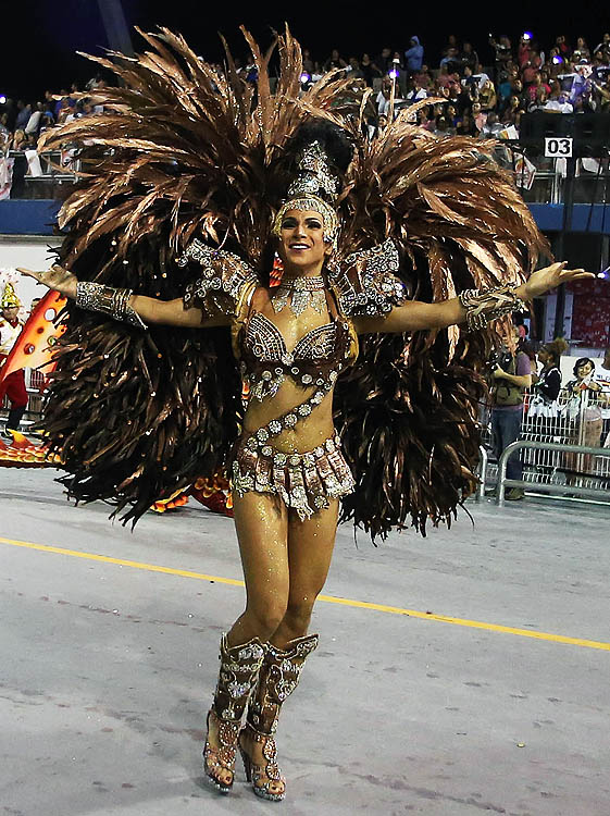 A rainha de bateria Aline Oliveira durante o desfile da Escola de Samba Mocidade Alegre válida pelo Grupo especial, no Sambódromo do Anhembi em São Paulo (SP) - 25/02/2017