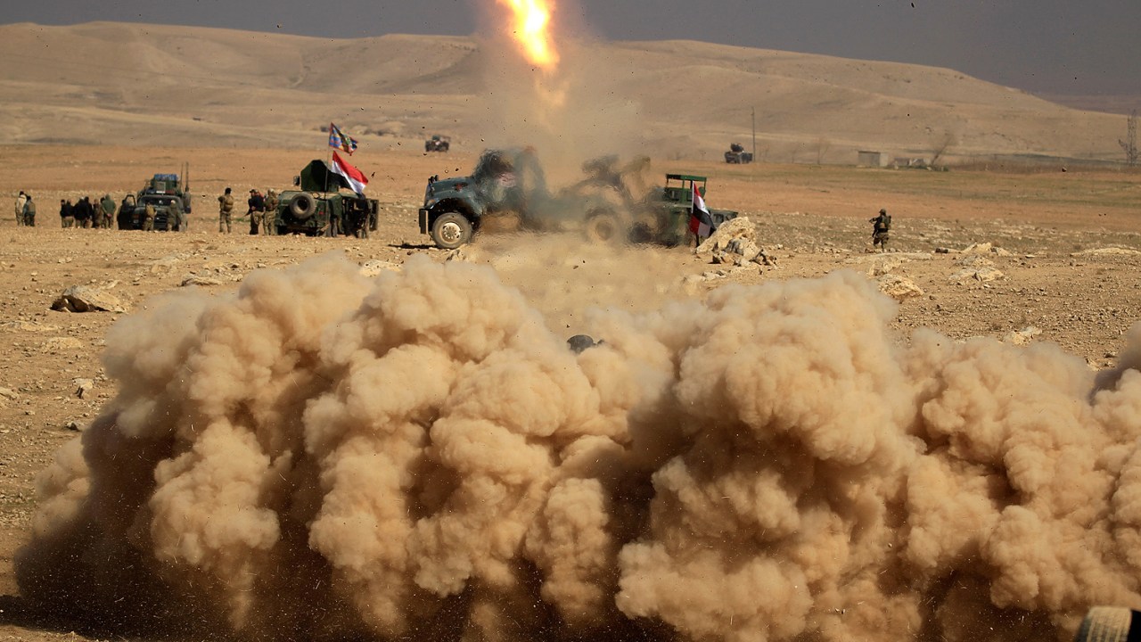 As forças especiais iraquianas dispararam um míssil contra militantes do Estado Islâmico durante uma batalha no sul de Mosul