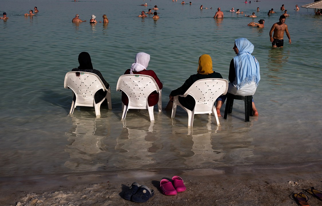 Mulheres muçulmanas se banham em praia grega