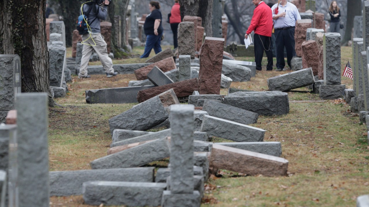 Cemitério judeu é vandalizado nos EUA