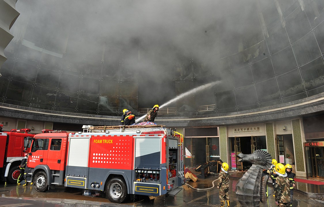 Bombeiros trabalham para conter incêndio em hotel na cidade de Nanchang, China