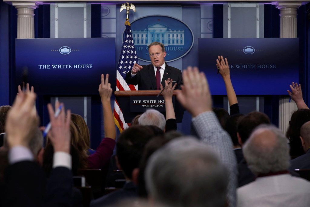 Diretor de comunicação, Sean Spicer, durante coletiva de imprensa na Casa Branca