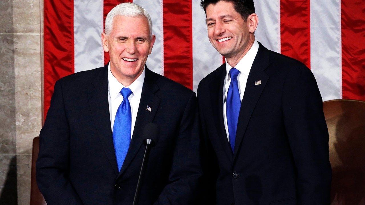 O vice-presidente dos Estados Unidos, Mike Pence (esq), e o presidente da Câmara dos Representantes, Paul Ryan (dir), durante sessão conjunta do Congresso americano - 28/02/2017