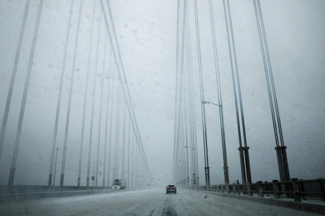 Carro atravessa a ponte George Washington, que liga Nova Jersey à cidade de Nova York, durante nevasca-09/02/2017