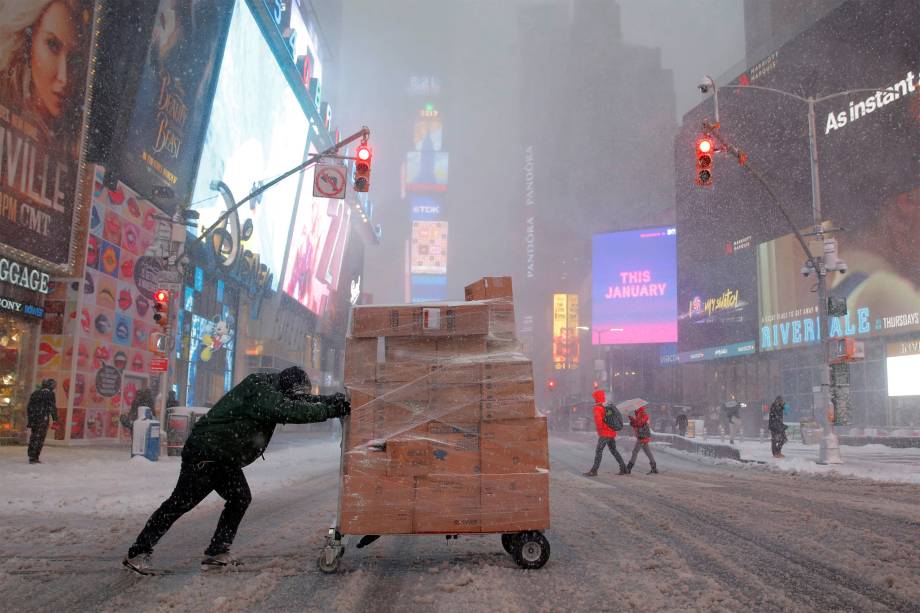Entregador tenta carregar suas encomendas na Times Square em Manhattan, NY-09/02/2017
