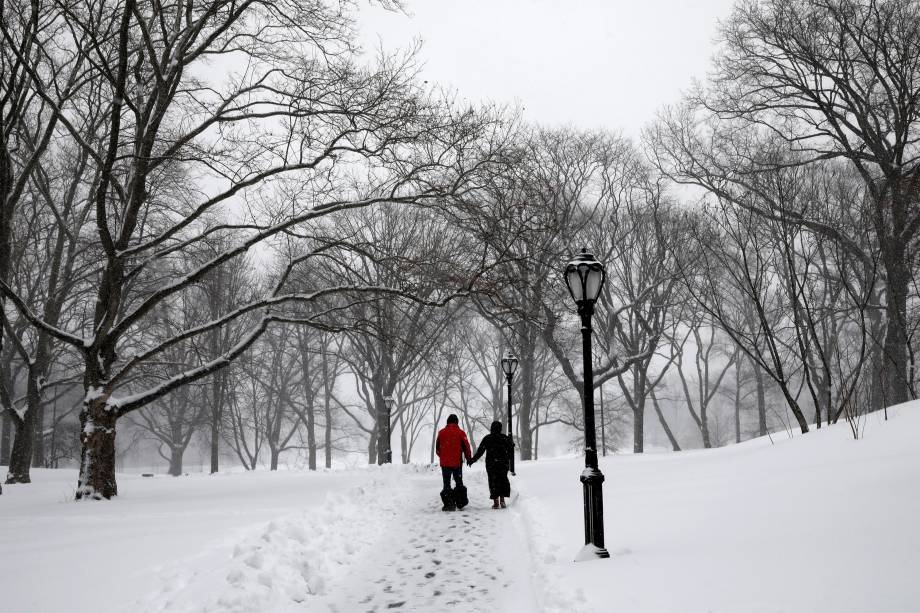 Um casal caminha no Central Park durante nevasca-09/02/2017