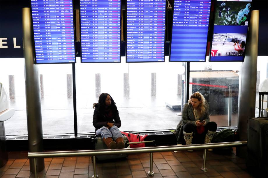 No aeroporto La Guardia, na cidade de Nova York, viajantes aguardam seus vôos. Muitos destes foram cancelados devido à forte tempestade de neve-09/02/2017
